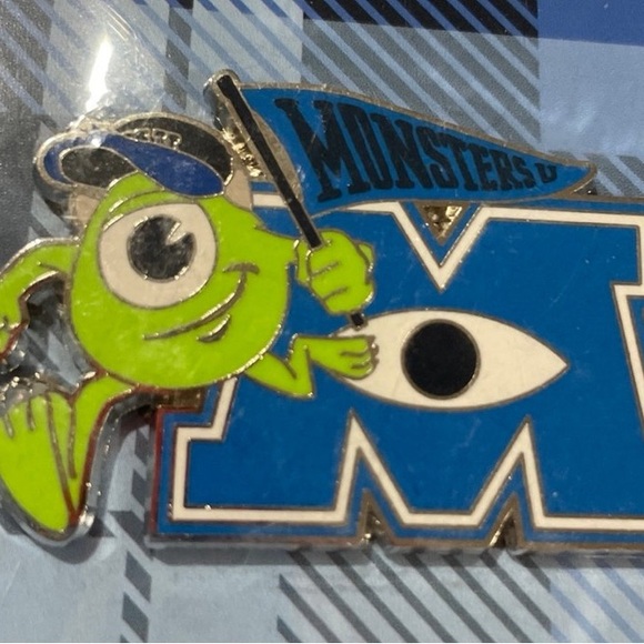 Disney pin set - Picture 3 of 7